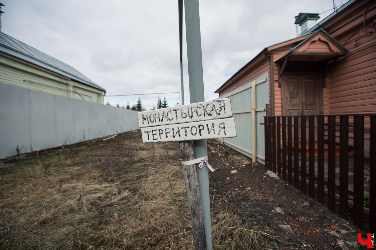 Михаил Мойсеянчик провел для нас необычную экскурсию по центру Владимира. Обратили внимание на яркие контрасты городского быта