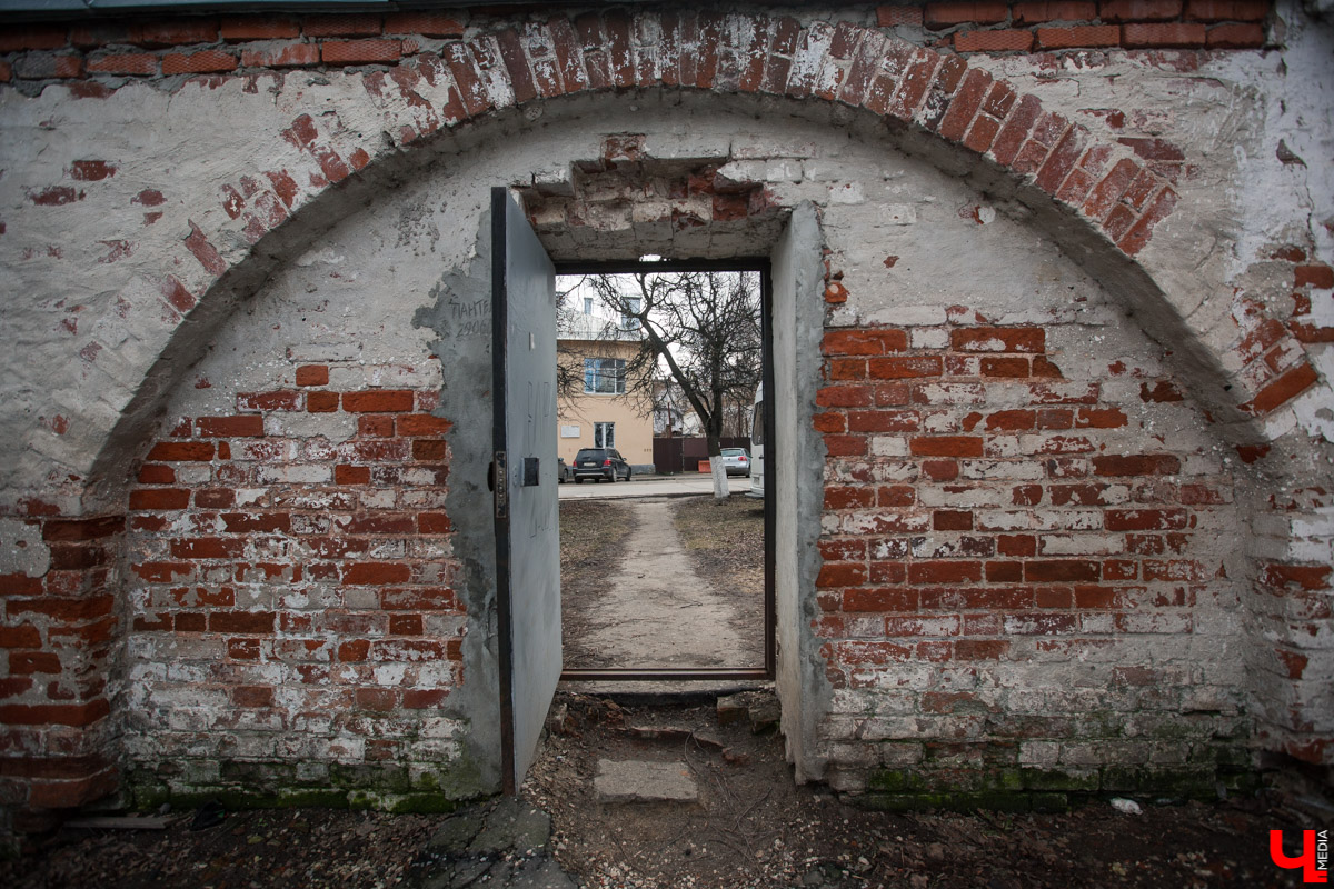 Михаил Мойсеянчик провел для нас необычную экскурсию по центру Владимира. Обратили внимание на яркие контрасты городского быта