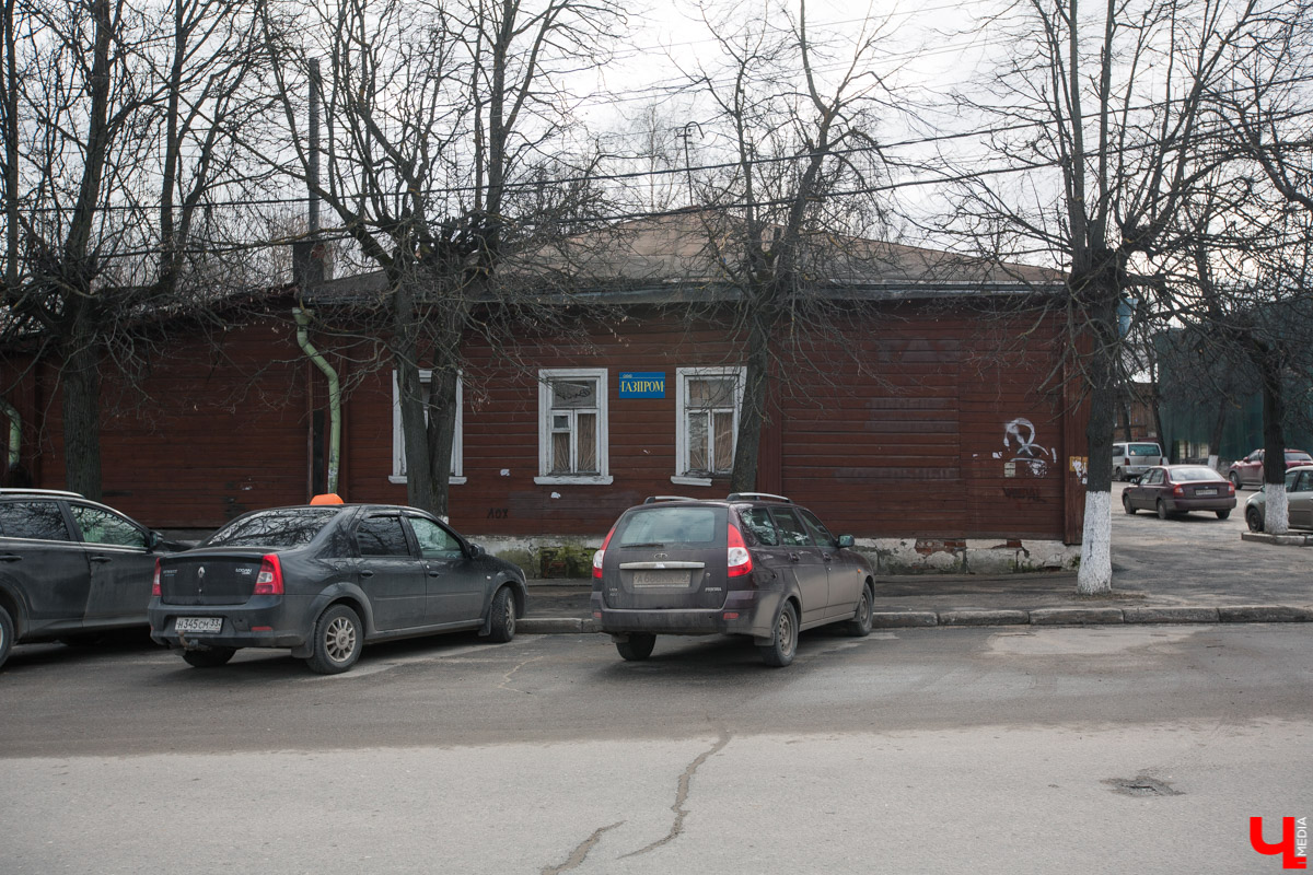 Михаил Мойсеянчик провел для нас необычную экскурсию по центру Владимира. Обратили внимание на яркие контрасты городского быта