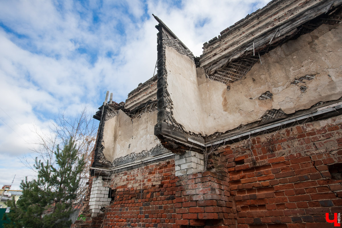 Михаил Мойсеянчик провел для нас необычную экскурсию по центру Владимира. Обратили внимание на яркие контрасты городского быта