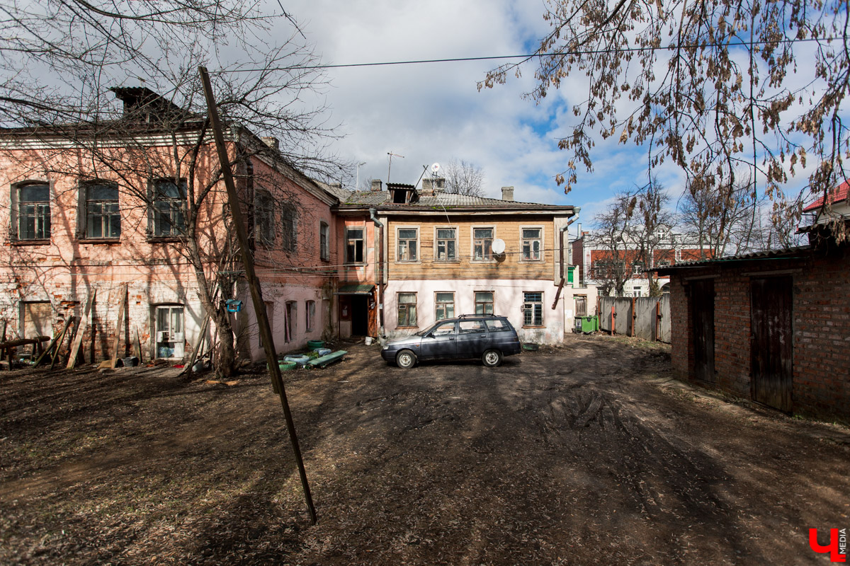 Михаил Мойсеянчик провел для нас необычную экскурсию по центру Владимира. Обратили внимание на яркие контрасты городского быта