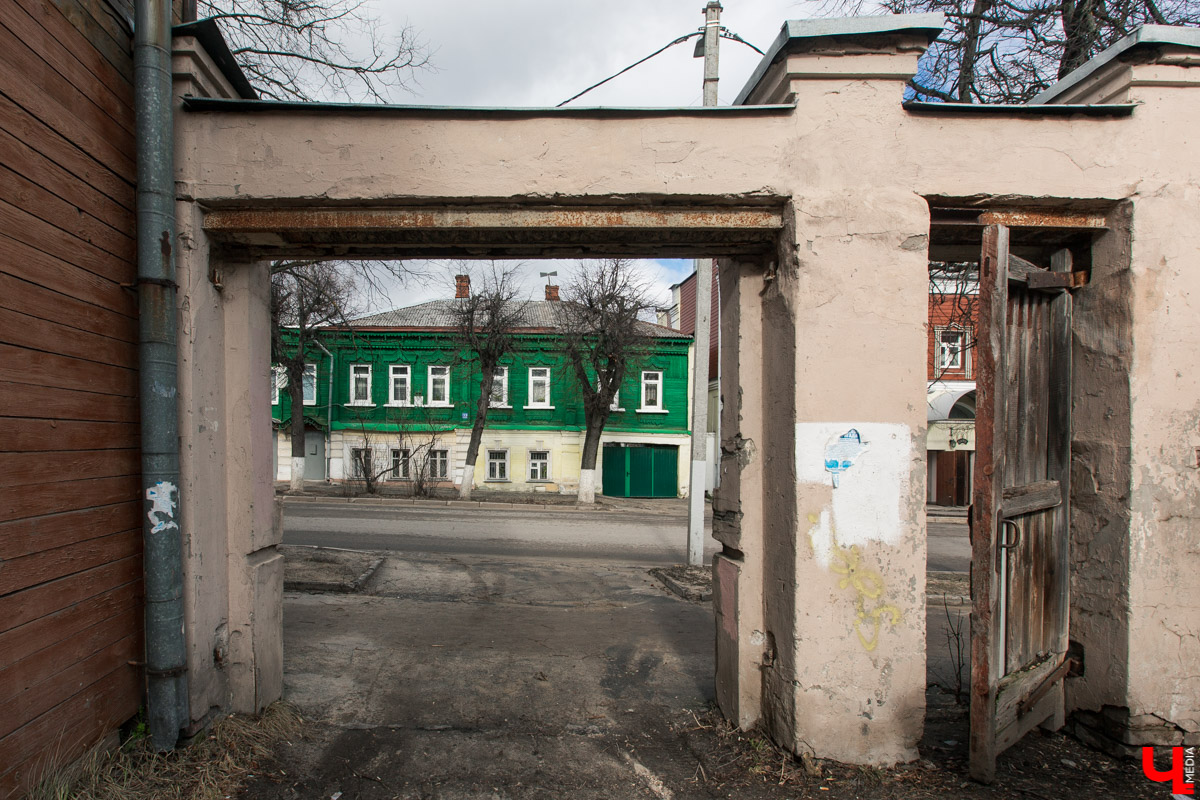 Михаил Мойсеянчик провел для нас необычную экскурсию по центру Владимира. Обратили внимание на яркие контрасты городского быта