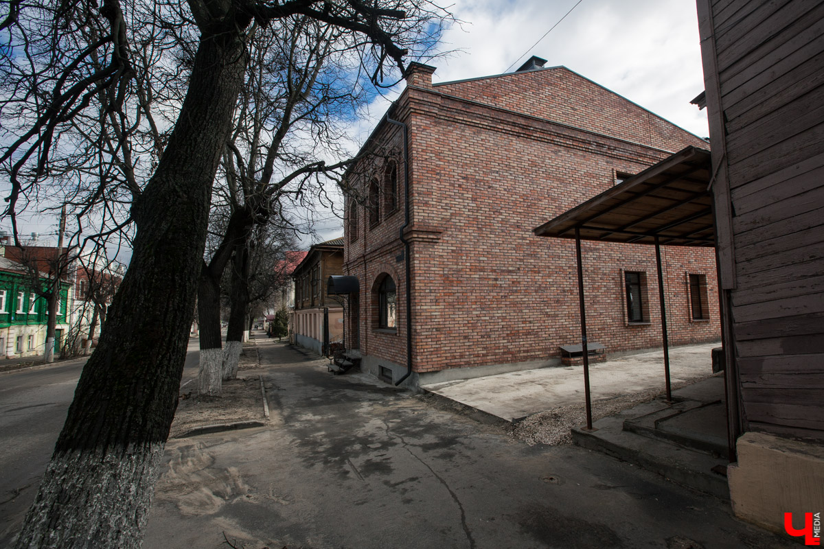 Михаил Мойсеянчик провел для нас необычную экскурсию по центру Владимира. Обратили внимание на яркие контрасты городского быта