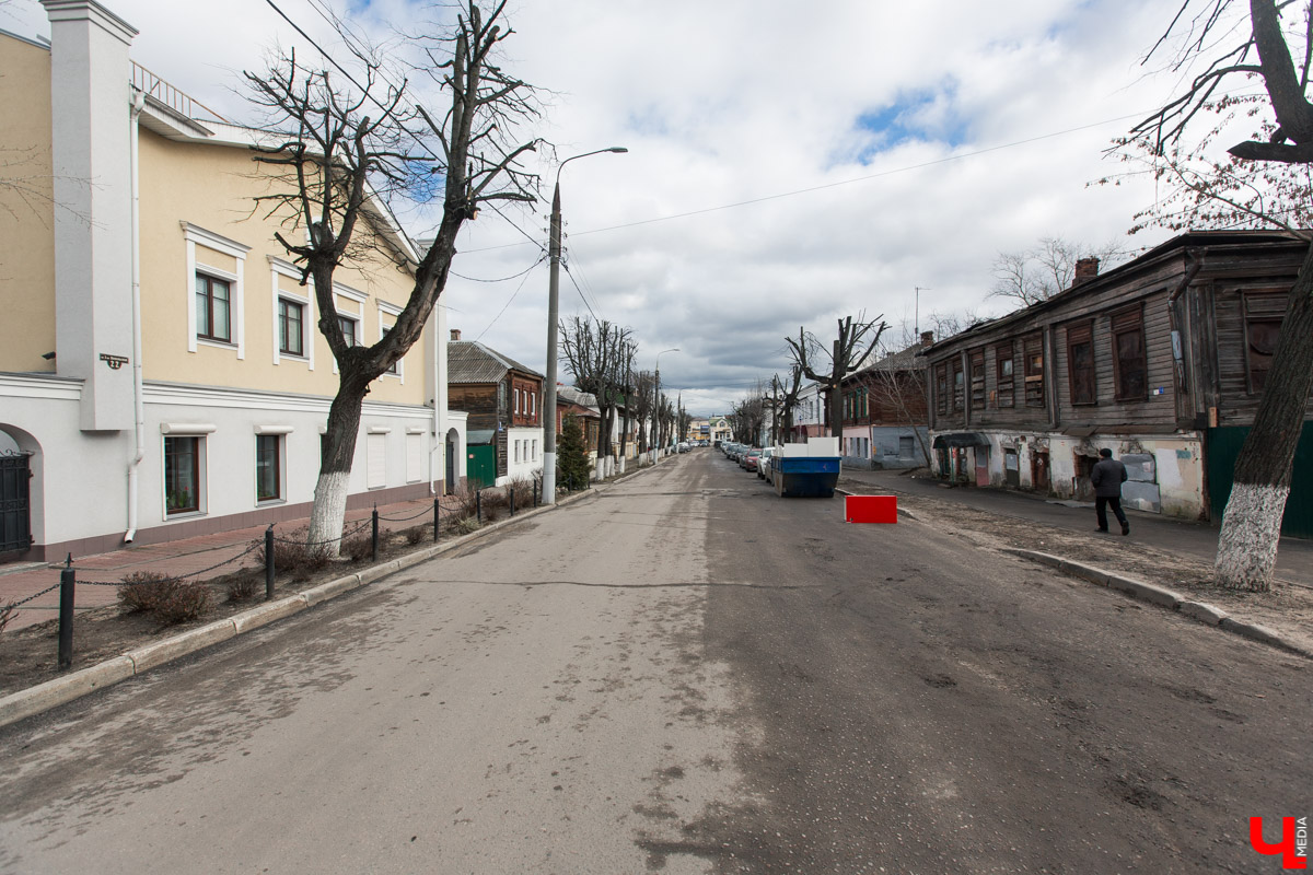 Михаил Мойсеянчик провел для нас необычную экскурсию по центру Владимира. Обратили внимание на яркие контрасты городского быта
