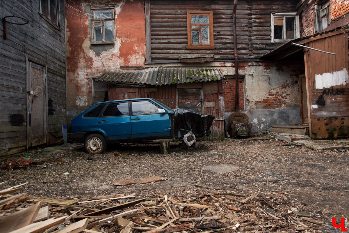 Михаил Мойсеянчик провел для нас необычную экскурсию по центру Владимира. Обратили внимание на яркие контрасты городского быта