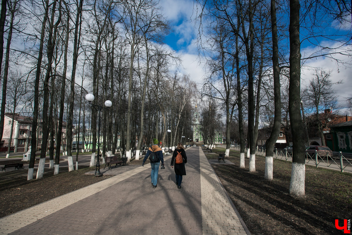 Михаил Мойсеянчик провел для нас необычную экскурсию по центру Владимира. Обратили внимание на яркие контрасты городского быта