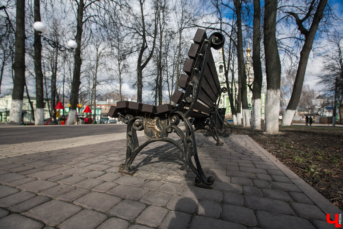 Михаил Мойсеянчик провел для нас необычную экскурсию по центру Владимира. Обратили внимание на яркие контрасты городского быта
