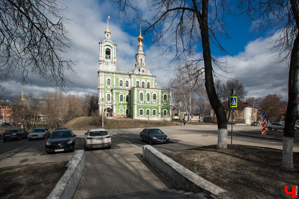 Михаил Мойсеянчик провел для нас необычную экскурсию по центру Владимира. Обратили внимание на яркие контрасты городского быта