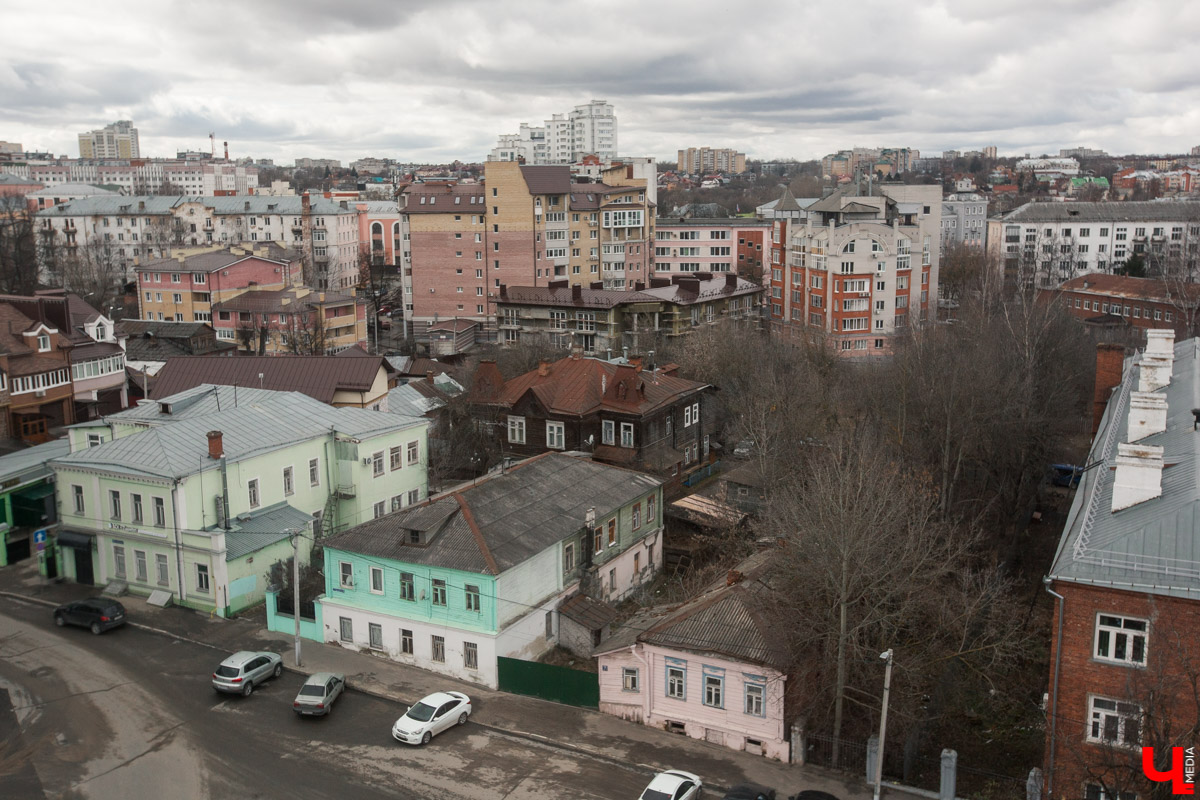 Михаил Мойсеянчик провел для нас необычную экскурсию по центру Владимира. Обратили внимание на яркие контрасты городского быта
