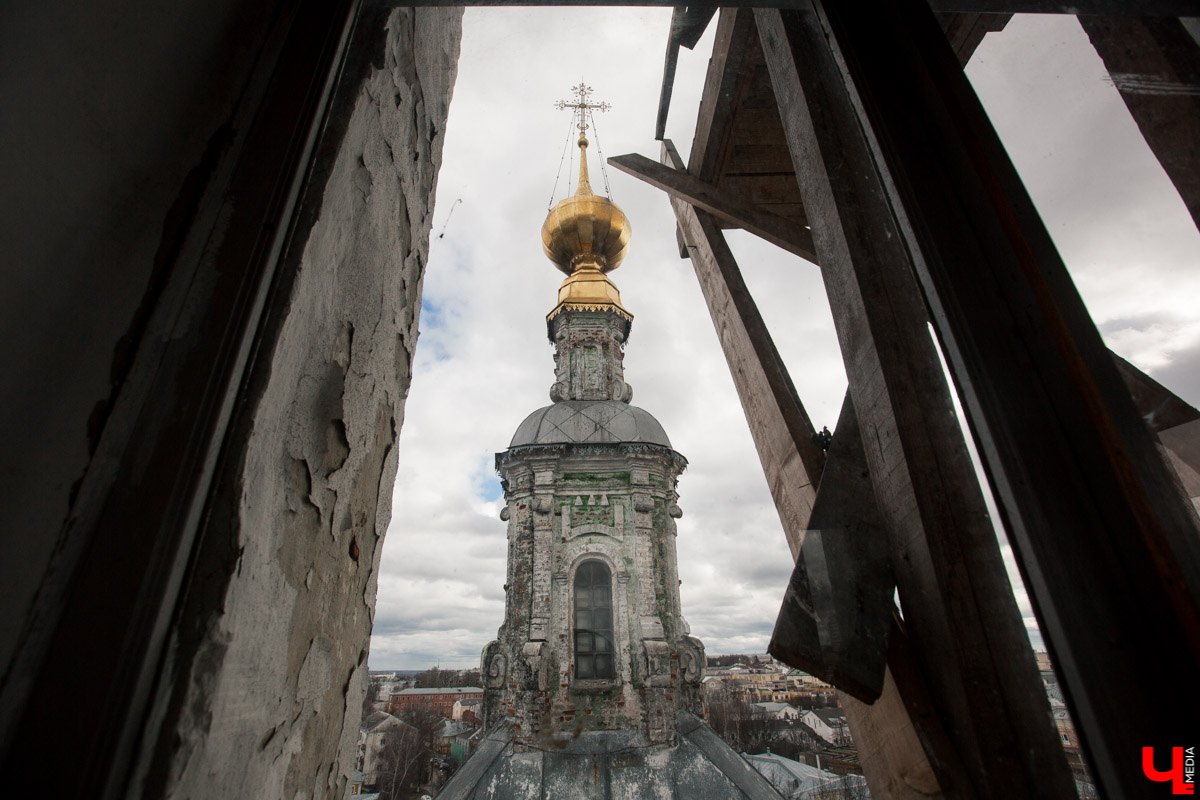 Михаил Мойсеянчик провел для нас необычную экскурсию по центру Владимира. Обратили внимание на яркие контрасты городского быта