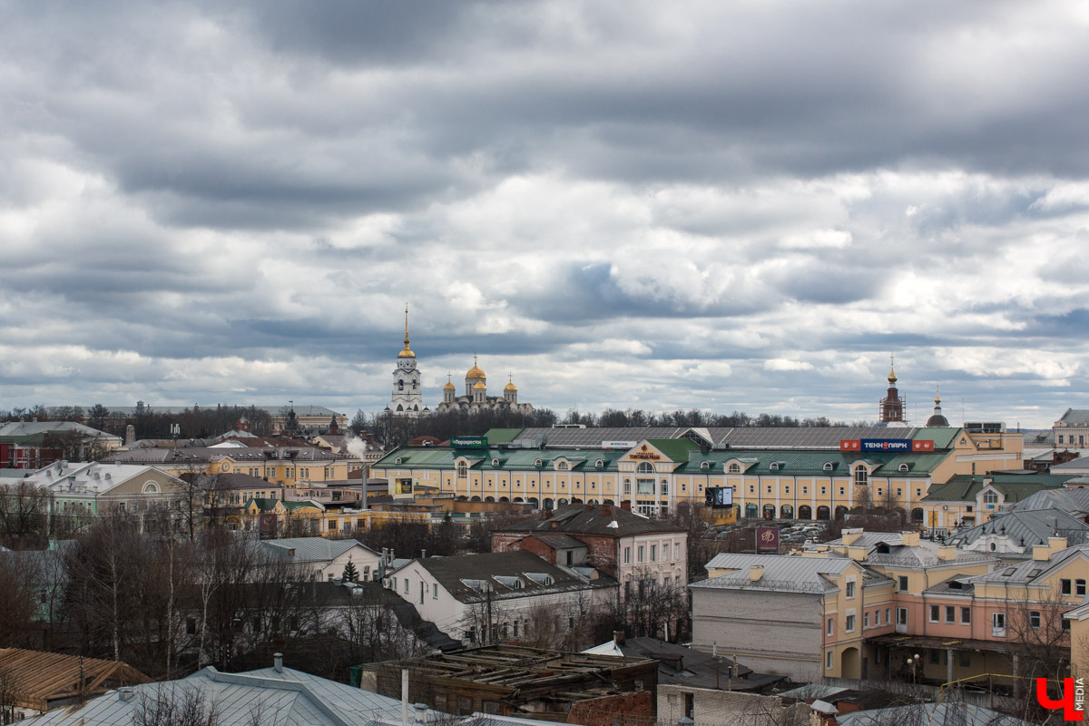 Михаил Мойсеянчик провел для нас необычную экскурсию по центру Владимира. Обратили внимание на яркие контрасты городского быта
