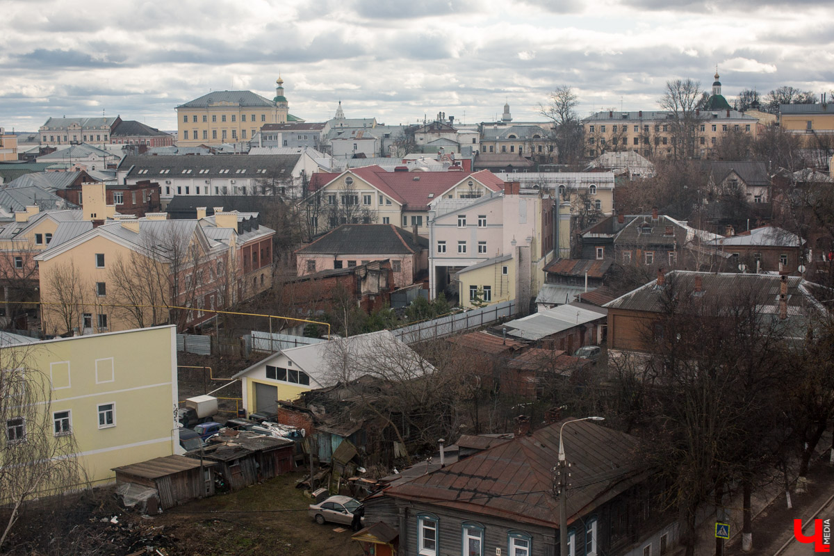 Михаил Мойсеянчик провел для нас необычную экскурсию по центру Владимира. Обратили внимание на яркие контрасты городского быта