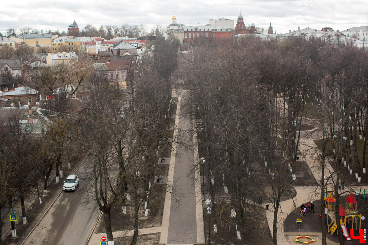 Михаил Мойсеянчик провел для нас необычную экскурсию по центру Владимира. Обратили внимание на яркие контрасты городского быта