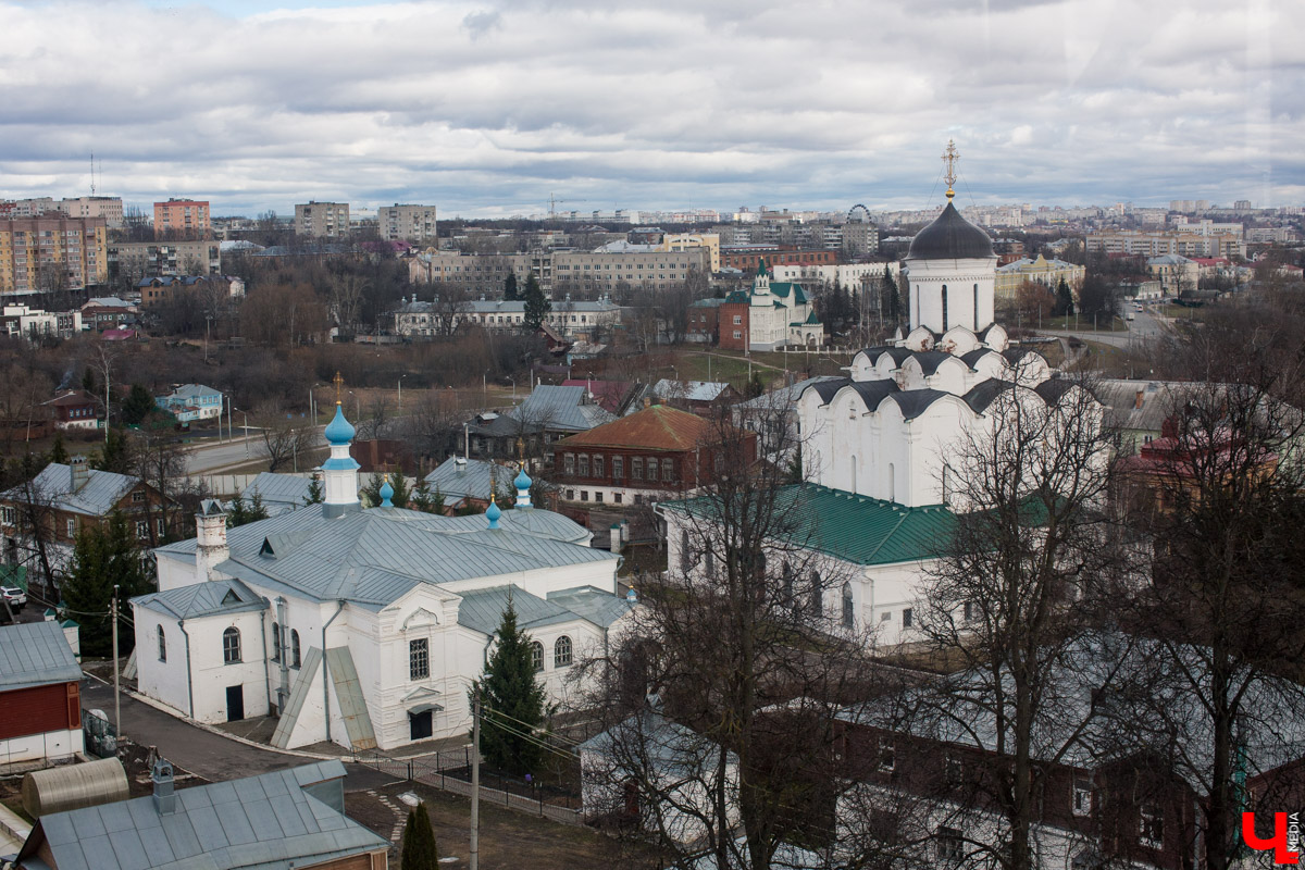 Михаил Мойсеянчик провел для нас необычную экскурсию по центру Владимира. Обратили внимание на яркие контрасты городского быта