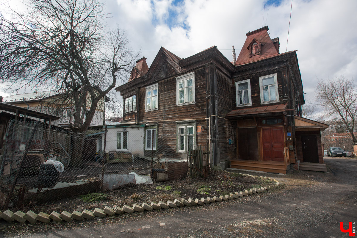 Михаил Мойсеянчик провел для нас необычную экскурсию по центру Владимира. Обратили внимание на яркие контрасты городского быта