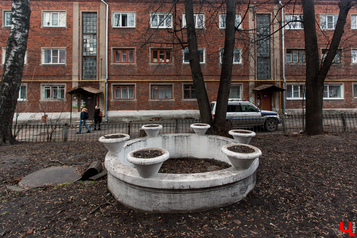 Михаил Мойсеянчик провел для нас необычную экскурсию по центру Владимира. Обратили внимание на яркие контрасты городского быта