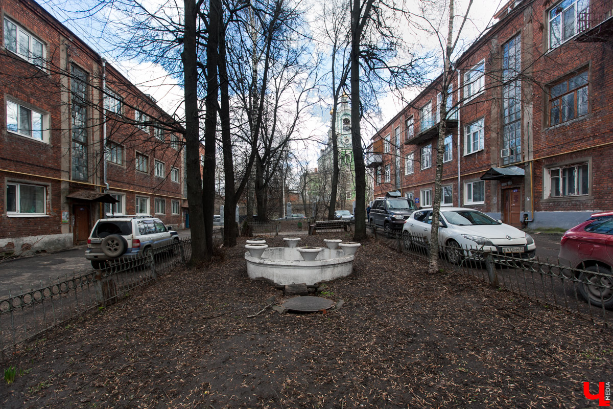 Михаил Мойсеянчик провел для нас необычную экскурсию по центру Владимира. Обратили внимание на яркие контрасты городского быта