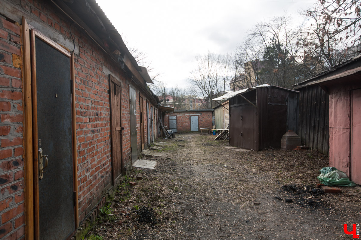 Михаил Мойсеянчик провел для нас необычную экскурсию по центру Владимира. Обратили внимание на яркие контрасты городского быта