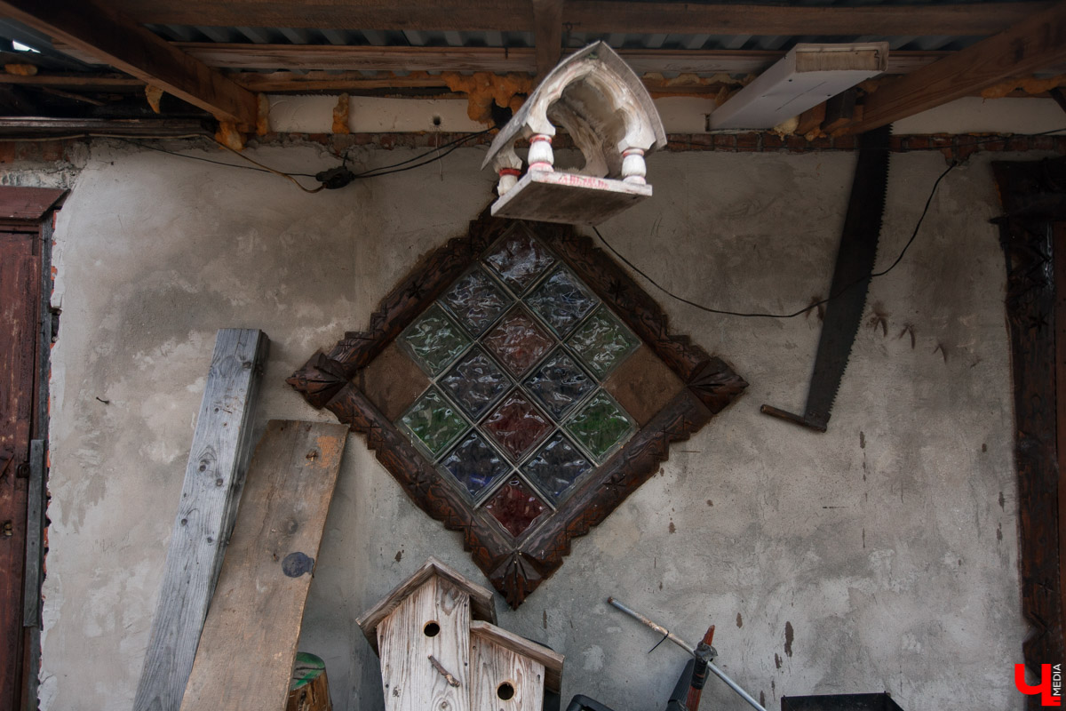 Михаил Мойсеянчик провел для нас необычную экскурсию по центру Владимира. Обратили внимание на яркие контрасты городского быта