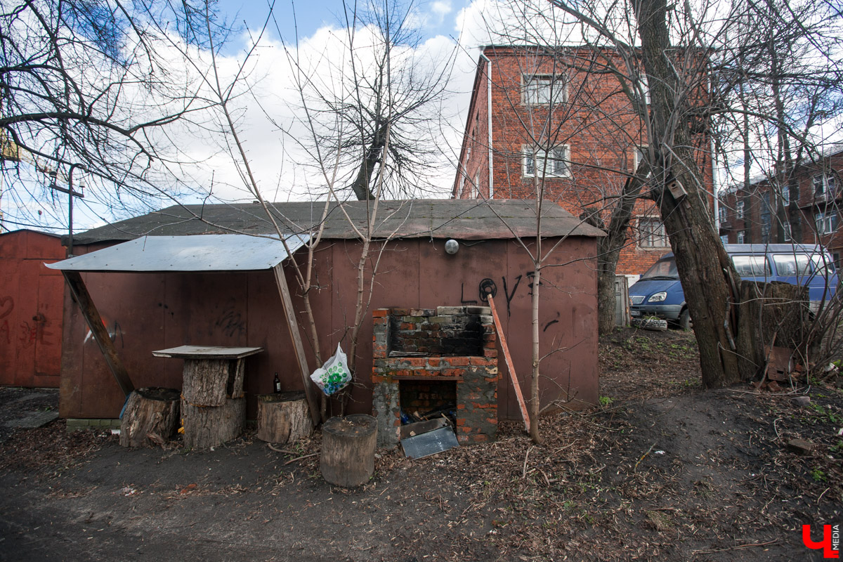 Михаил Мойсеянчик провел для нас необычную экскурсию по центру Владимира. Обратили внимание на яркие контрасты городского быта