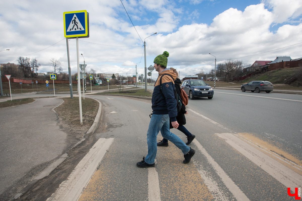 Михаил Мойсеянчик провел для нас необычную экскурсию по центру Владимира. Обратили внимание на яркие контрасты городского быта