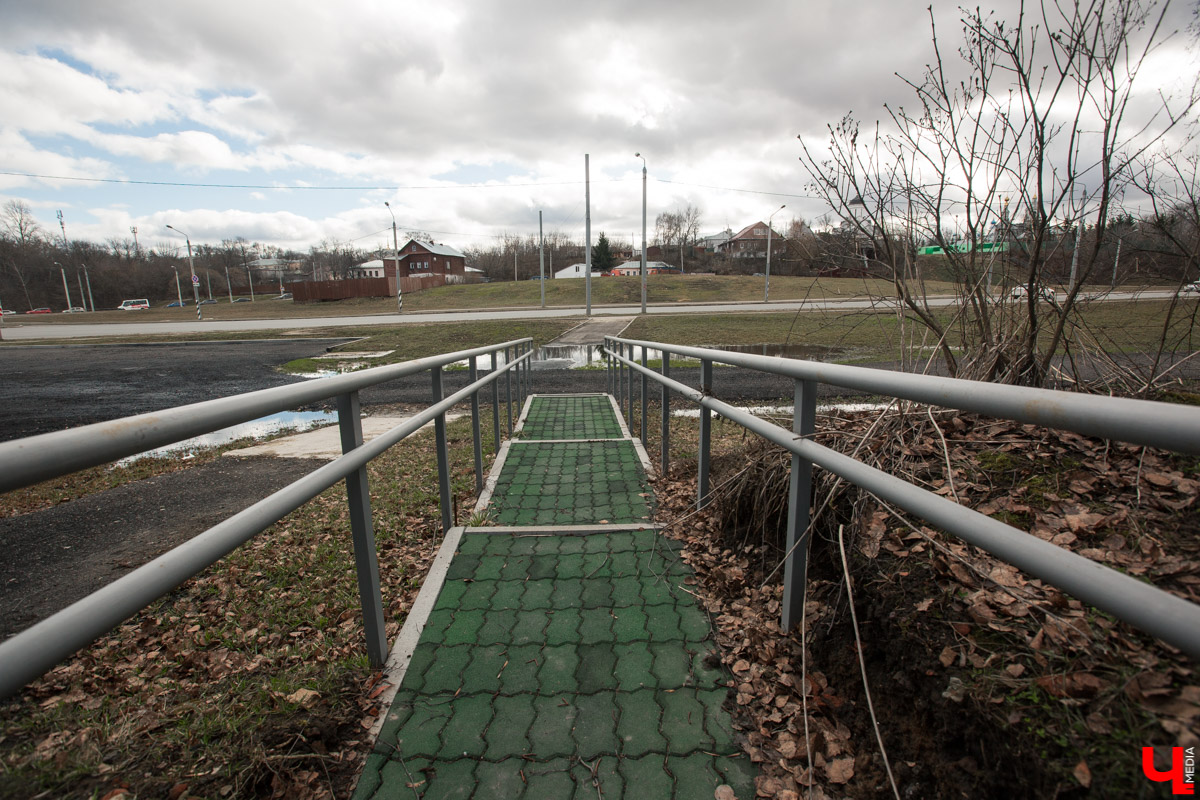 Михаил Мойсеянчик провел для нас необычную экскурсию по центру Владимира. Обратили внимание на яркие контрасты городского быта