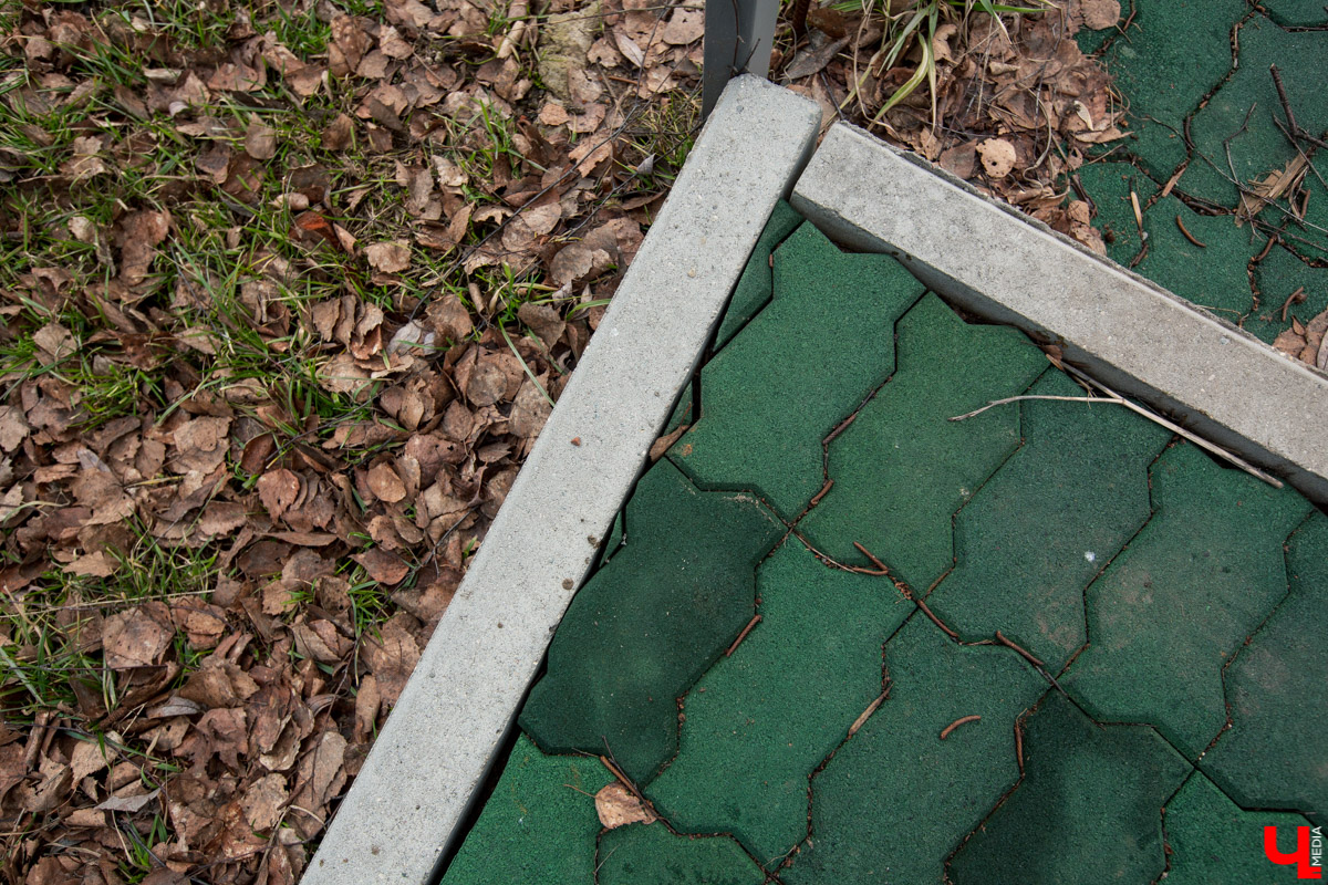 Михаил Мойсеянчик провел для нас необычную экскурсию по центру Владимира. Обратили внимание на яркие контрасты городского быта