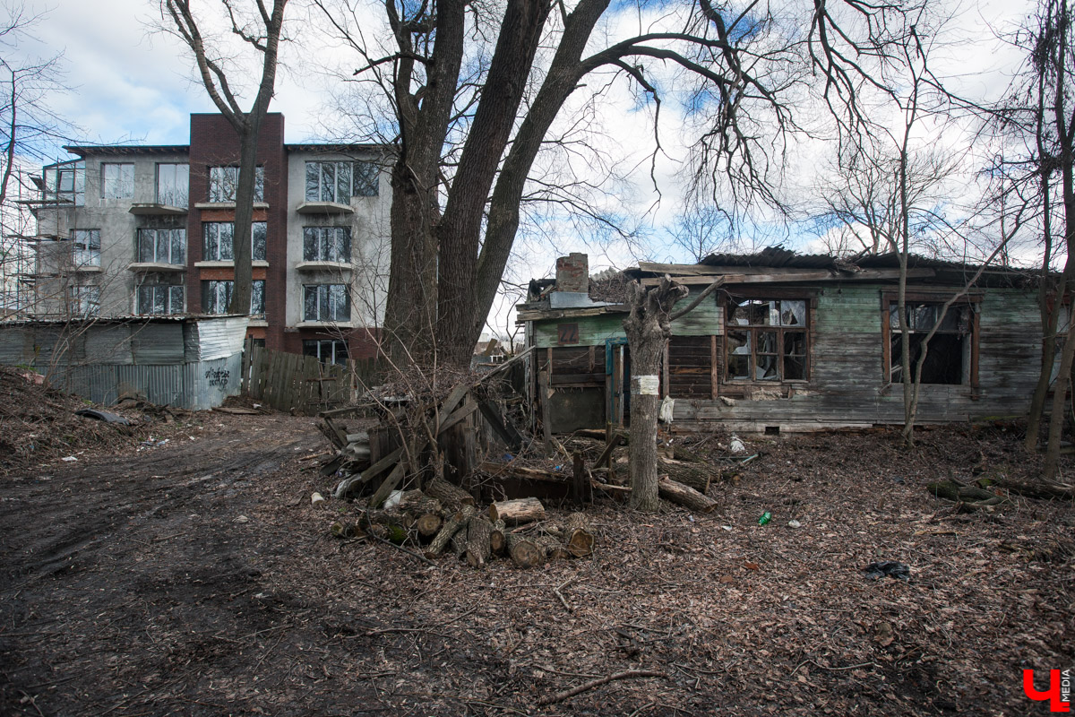 Михаил Мойсеянчик провел для нас необычную экскурсию по центру Владимира. Обратили внимание на яркие контрасты городского быта