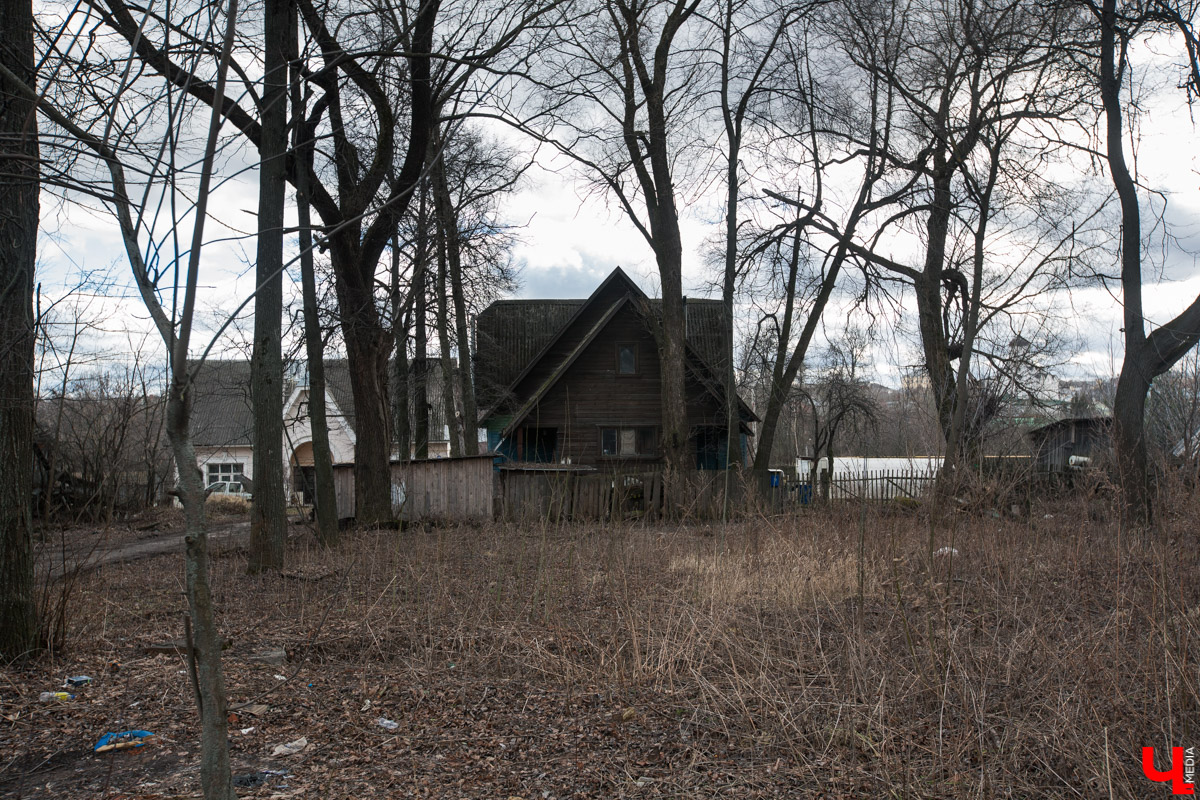 Михаил Мойсеянчик провел для нас необычную экскурсию по центру Владимира. Обратили внимание на яркие контрасты городского быта