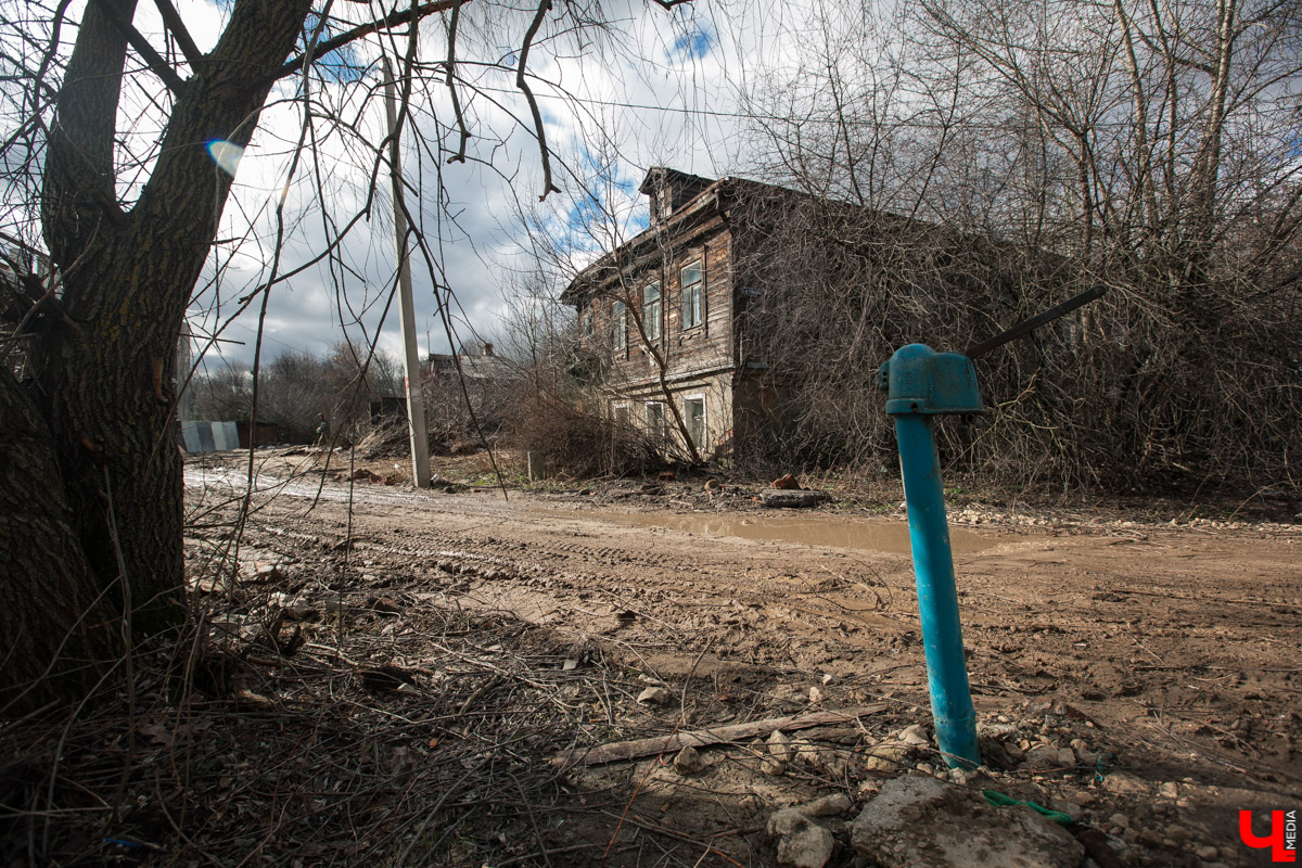 Михаил Мойсеянчик провел для нас необычную экскурсию по центру Владимира. Обратили внимание на яркие контрасты городского быта