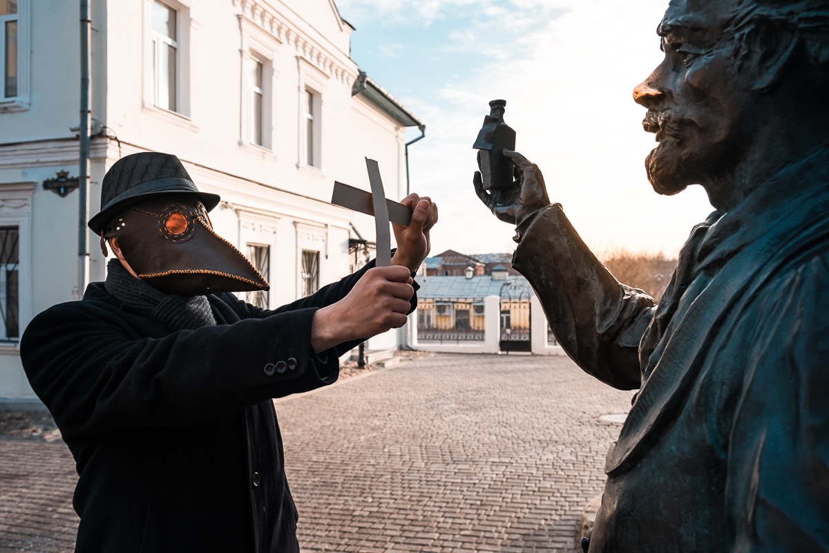 Вы все еще паникуете? Тогда Чумной доктор идет к вам!