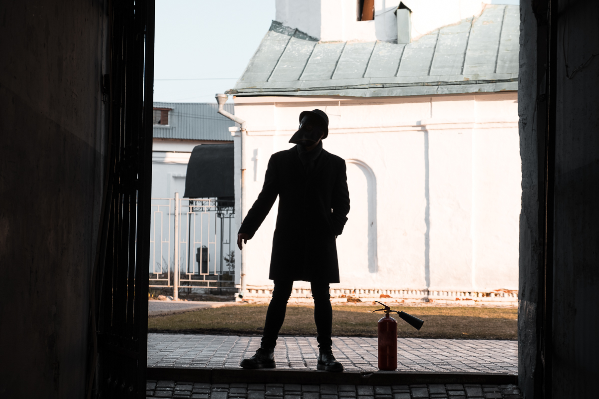 Вы все еще паникуете? Тогда Чумной доктор идет к вам!