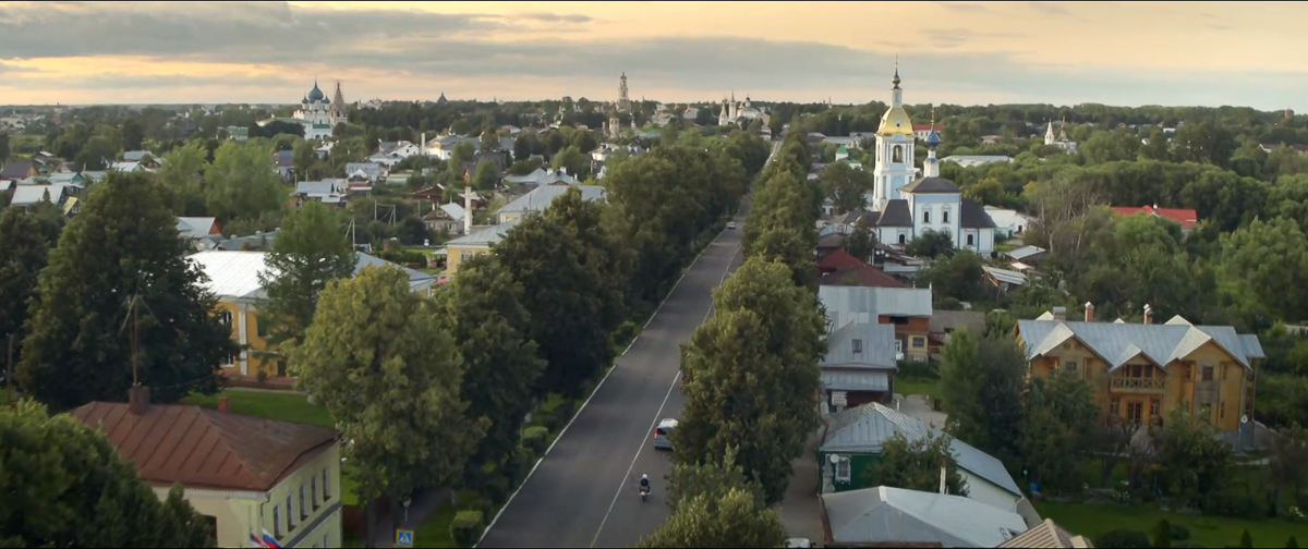 В марте 2020 года вышел фильм «Золотое кольцо». Часть сцен комедии снимали в Суздале. Мы посмотрели кино и делимся впечатлениями