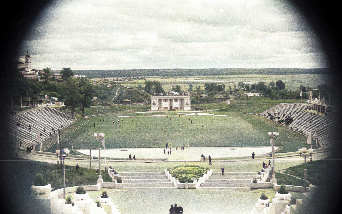 Краевед и коллекционер ретро-фото Александр Пронин составил для “Ключ-Медиа” подборку весенних снимков. Владимир в разные годы 20-го века. Причем все кадры - цветные