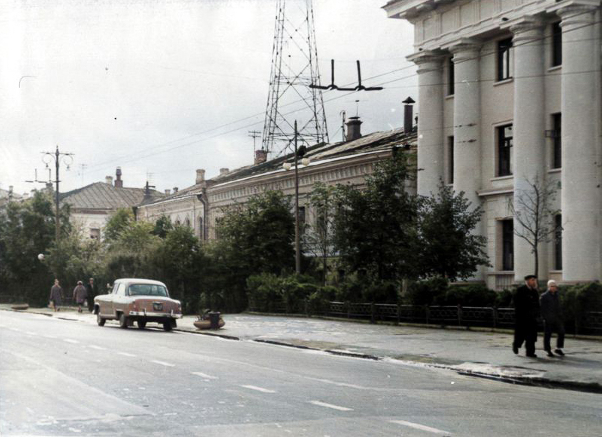 Краевед и коллекционер ретро-фото Александр Пронин составил для “Ключ-Медиа” подборку весенних снимков. Владимир в разные годы 20-го века. Причем все кадры - цветные