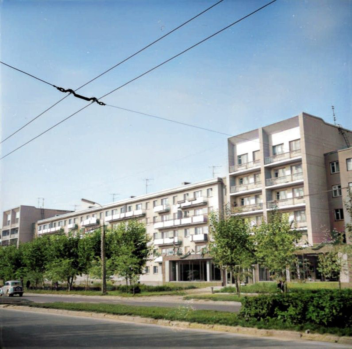 Краевед и коллекционер ретро-фото Александр Пронин составил для “Ключ-Медиа” подборку весенних снимков. Владимир в разные годы 20-го века. Причем все кадры - цветные