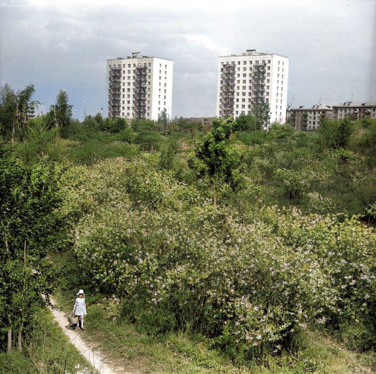 Краевед и коллекционер ретро-фото Александр Пронин составил для “Ключ-Медиа” подборку весенних снимков. Владимир в разные годы 20-го века. Причем все кадры - цветные