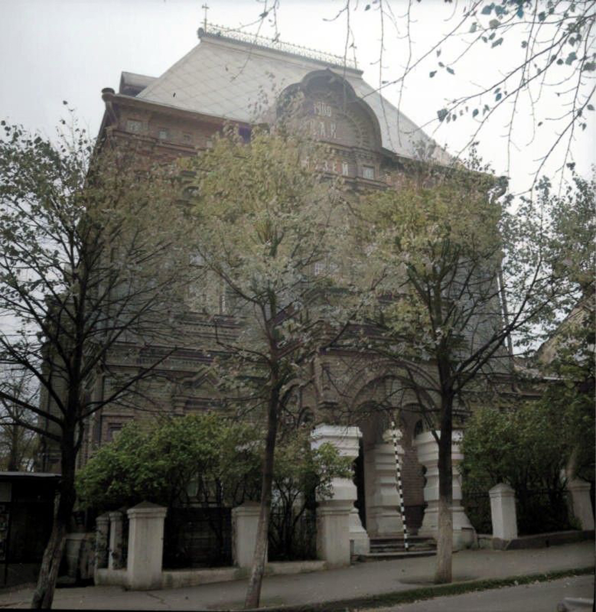 Краевед и коллекционер ретро-фото Александр Пронин составил для “Ключ-Медиа” подборку весенних снимков. Владимир в разные годы 20-го века. Причем все кадры - цветные