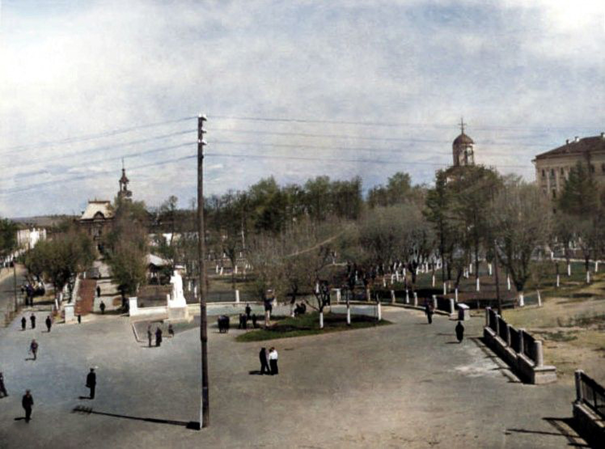 Краевед и коллекционер ретро-фото Александр Пронин составил для “Ключ-Медиа” подборку весенних снимков. Владимир в разные годы 20-го века. Причем все кадры - цветные