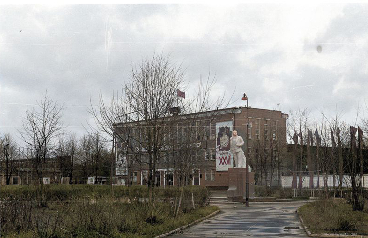 Краевед и коллекционер ретро-фото Александр Пронин составил для “Ключ-Медиа” подборку весенних снимков. Владимир в разные годы 20-го века. Причем все кадры - цветные