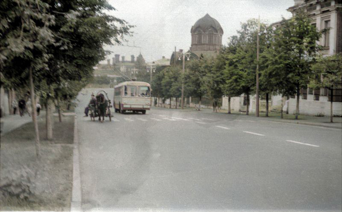 Краевед и коллекционер ретро-фото Александр Пронин составил для “Ключ-Медиа” подборку весенних снимков. Владимир в разные годы 20-го века. Причем все кадры - цветные