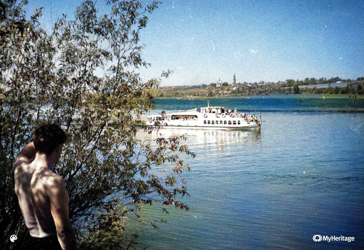 Краевед и коллекционер ретро-фото Александр Пронин составил для “Ключ-Медиа” подборку весенних снимков. Владимир в разные годы 20-го века. Причем все кадры - цветные