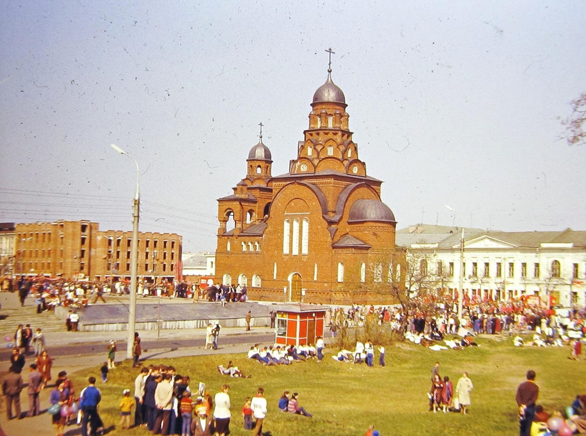 Краевед и коллекционер ретро-фото Александр Пронин составил для “Ключ-Медиа” подборку весенних снимков. Владимир в разные годы 20-го века. Причем все кадры - цветные