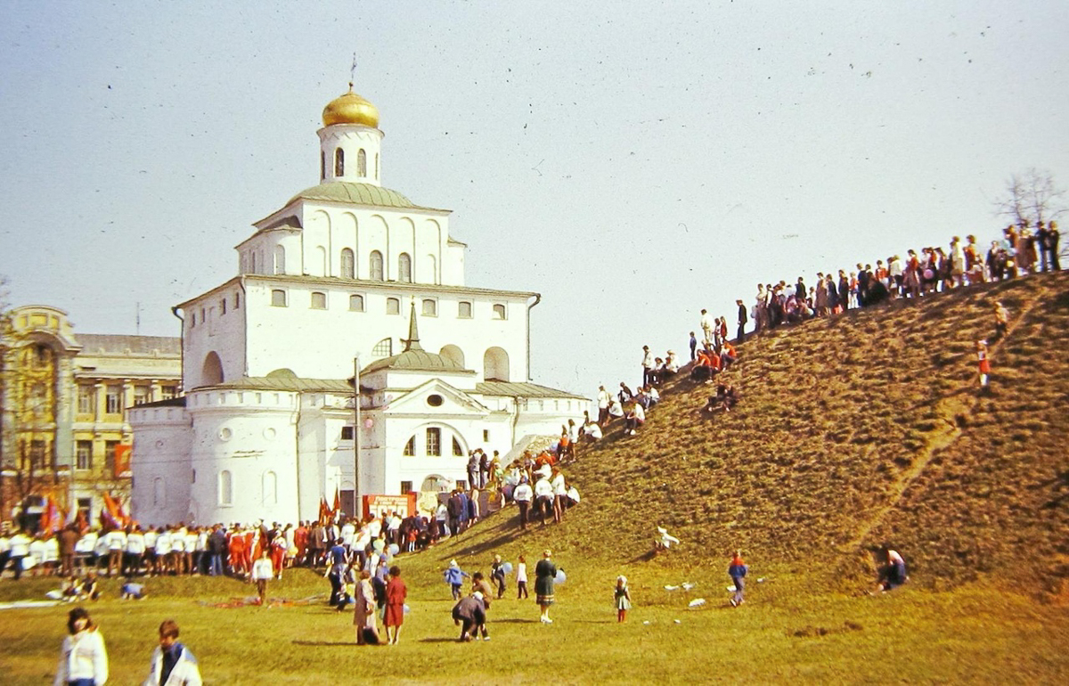 Краевед и коллекционер ретро-фото Александр Пронин составил для “Ключ-Медиа” подборку весенних снимков. Владимир в разные годы 20-го века. Причем все кадры - цветные