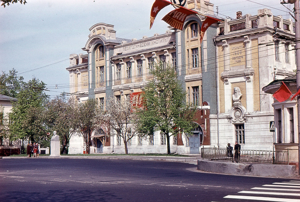 Краевед и коллекционер ретро-фото Александр Пронин составил для “Ключ-Медиа” подборку весенних снимков. Владимир в разные годы 20-го века. Причем все кадры - цветные