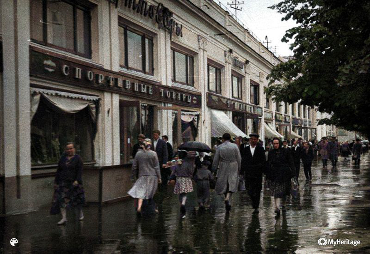 Краевед и коллекционер ретро-фото Александр Пронин составил для “Ключ-Медиа” подборку весенних снимков. Владимир в разные годы 20-го века. Причем все кадры - цветные