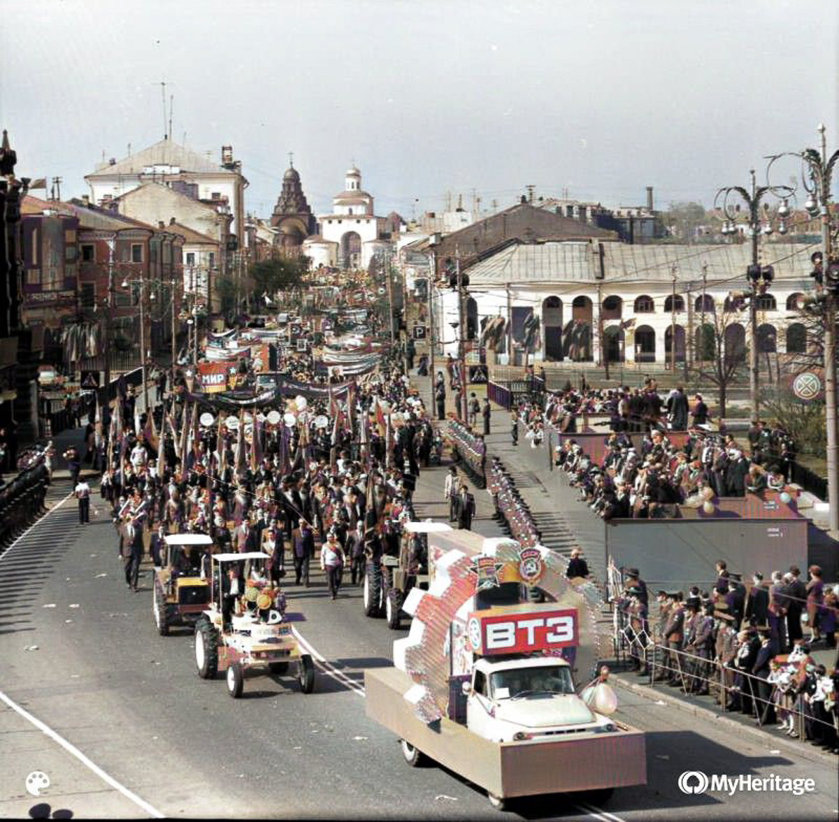 Краевед и коллекционер ретро-фото Александр Пронин составил для “Ключ-Медиа” подборку весенних снимков. Владимир в разные годы 20-го века. Причем все кадры - цветные