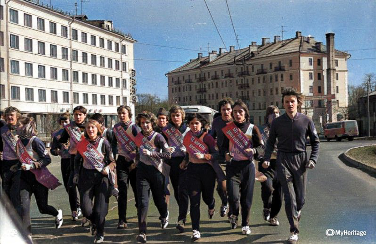 Краевед и коллекционер ретро-фото Александр Пронин составил для “Ключ-Медиа” подборку весенних снимков. Владимир в разные годы 20-го века. Причем все кадры - цветные