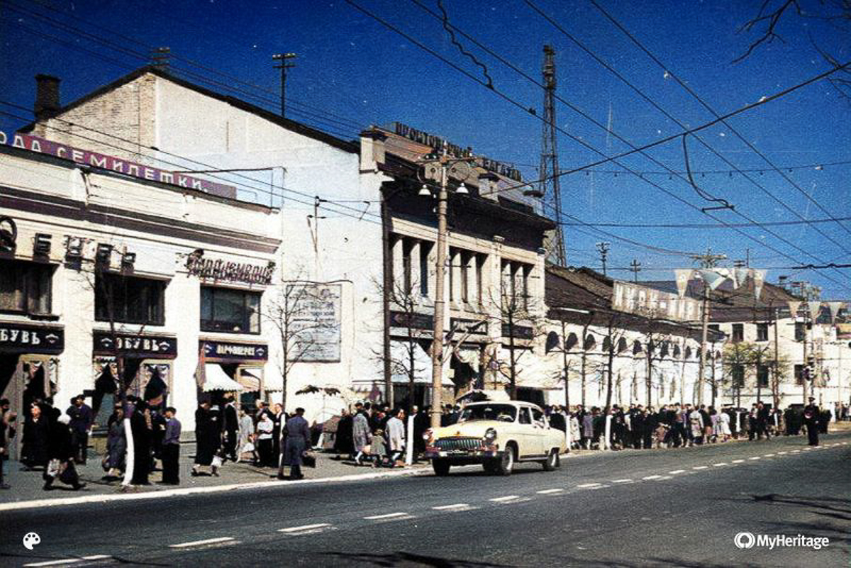 Краевед и коллекционер ретро-фото Александр Пронин составил для “Ключ-Медиа” подборку весенних снимков. Владимир в разные годы 20-го века. Причем все кадры - цветные