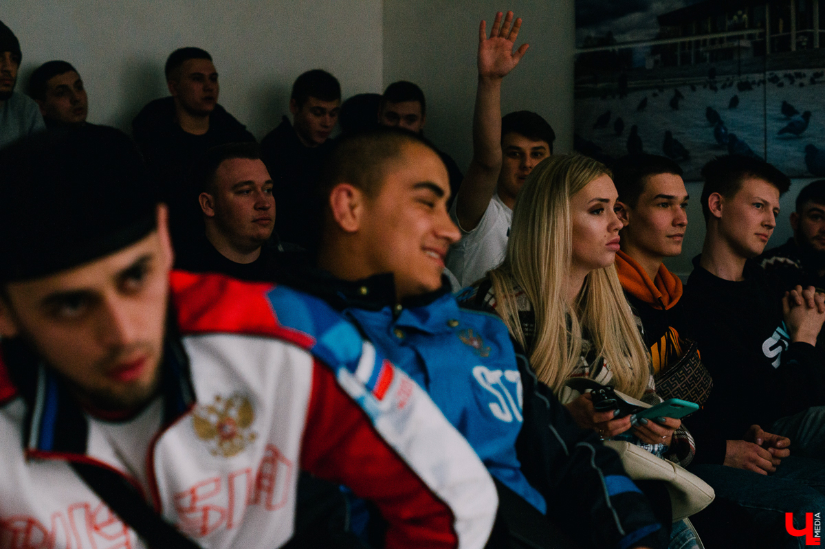 Первая пресс-конференция бойцов в рамках владимирского ютуб-шоу «HEADSHOT» была ох какой горячей. Как думаете, махали ли ребята кулаками до драки?